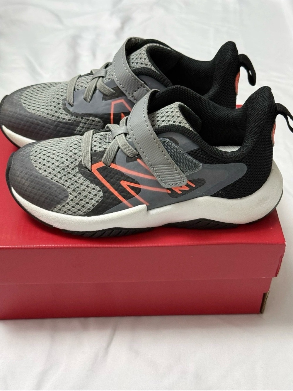 New Balance Kids' Rave Run v2 Bungee Lace with Top Strap running shoe